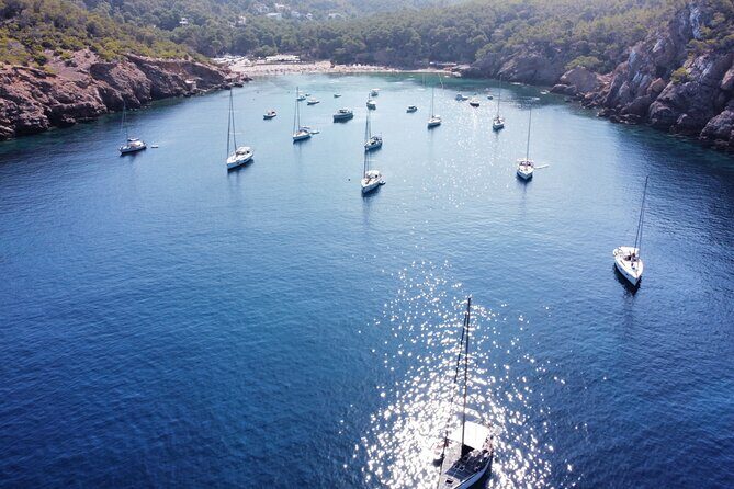 Explore the Beautifull seaside of Formentera. Incl cava, drinks, snacks, .. - Cala Jondal meeting point: making the start smooth