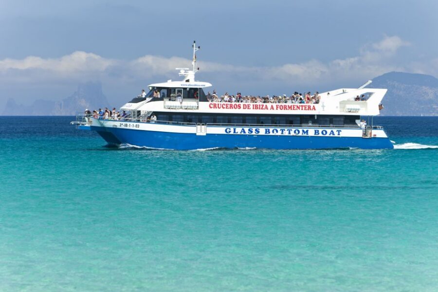 Ibiza: Figueretas Round-Trip Transfer to Formentera - Onboard comfort: bar, toilet, and room to breathe