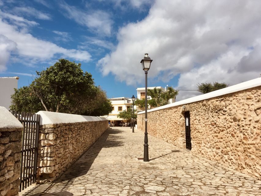 Ibiza: Old Town Guided Walking Tour - Finding the Tour: Cava de Puros Tur and the Tabacs Meeting Spot
