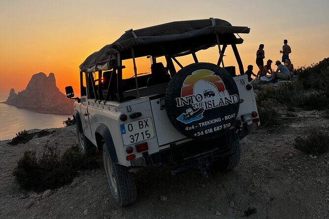 Ibiza - Secret Spots 4X4 Tour in Land Rover Defender - Meeting at Port Náutico and the sunset timing trick