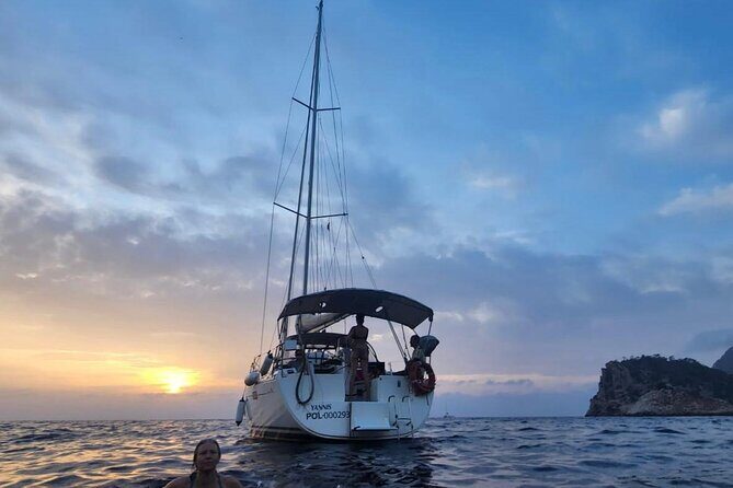 Ibiza sunset boat trip with appetizers and champagne, 6 guests - Champagne-style bubbles (Cava) and the gourmet snack spread