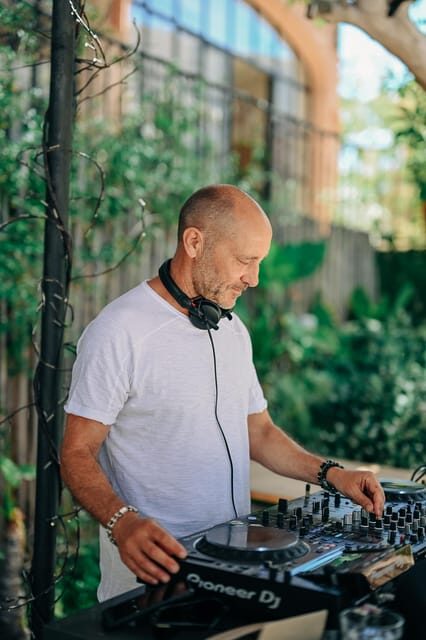 Learn to mix with a professional DJ in Ibiza - Equipment Advice for Home: How This Saves You Money