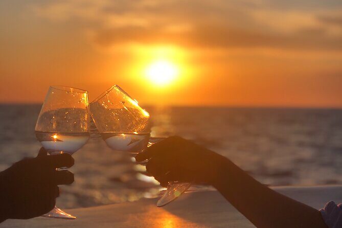 MagiCharter: Private charter motorboat sunset in Ibiza - Boat size and comfort for a group of 8
