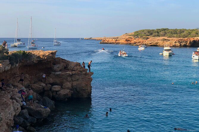 Private Boat Rental Sea Ray 8 hours Ibiza-Formentera - Captain Laura style: friendliness, safety, and practical help that reduces friction