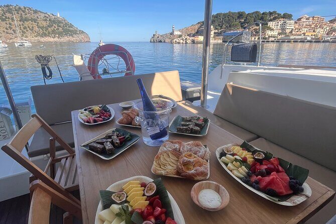 Private Catamaran Excursion through Formentera - Stop 4: The return to Cala Jondal when the wind cooperates (about 1.30 hours)