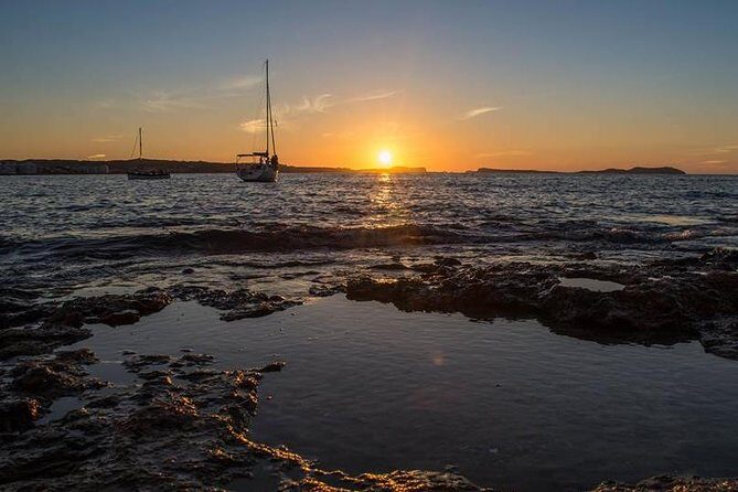 Sunset Catamaran Expedition in front of Cafe Mambo - Key things I’d lock in before you book